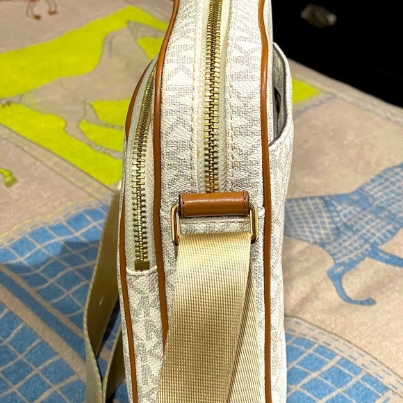 Michael Kors - Jet Set Travel Medium Logo Crossbody Bag - Picture 8 of 13